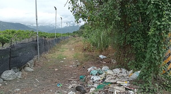 台東縣環保局今年1至11月臺東縣環保局已處理77件相關案件,改善率高,違規僅3件,依廢棄物清理法各罰款1,200元。圖/台東市府提供