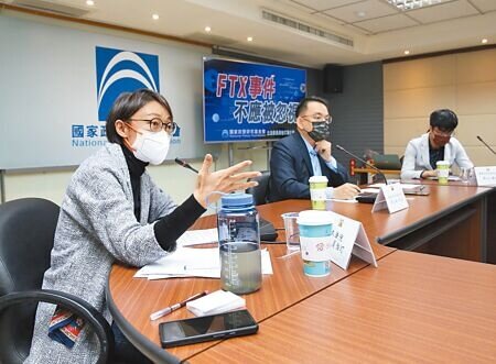 
國家政策研究基金會6日召開「FTX事件不應被忽視」座談會，國家政策會產創中心召集人簡榮宗（中）、國民黨籍立委吳怡玎（左）及國際加密貨幣交易所前董座吳德威等專家，呼籲金管會教育業者與民眾，降低投資風險。（陳怡誠攝）
