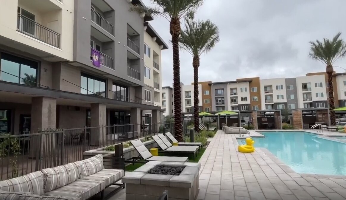 ▼有員工選擇自己找房子,配有飯店般的游泳池,房價也比台積村來得貴。(圖/東森新聞)