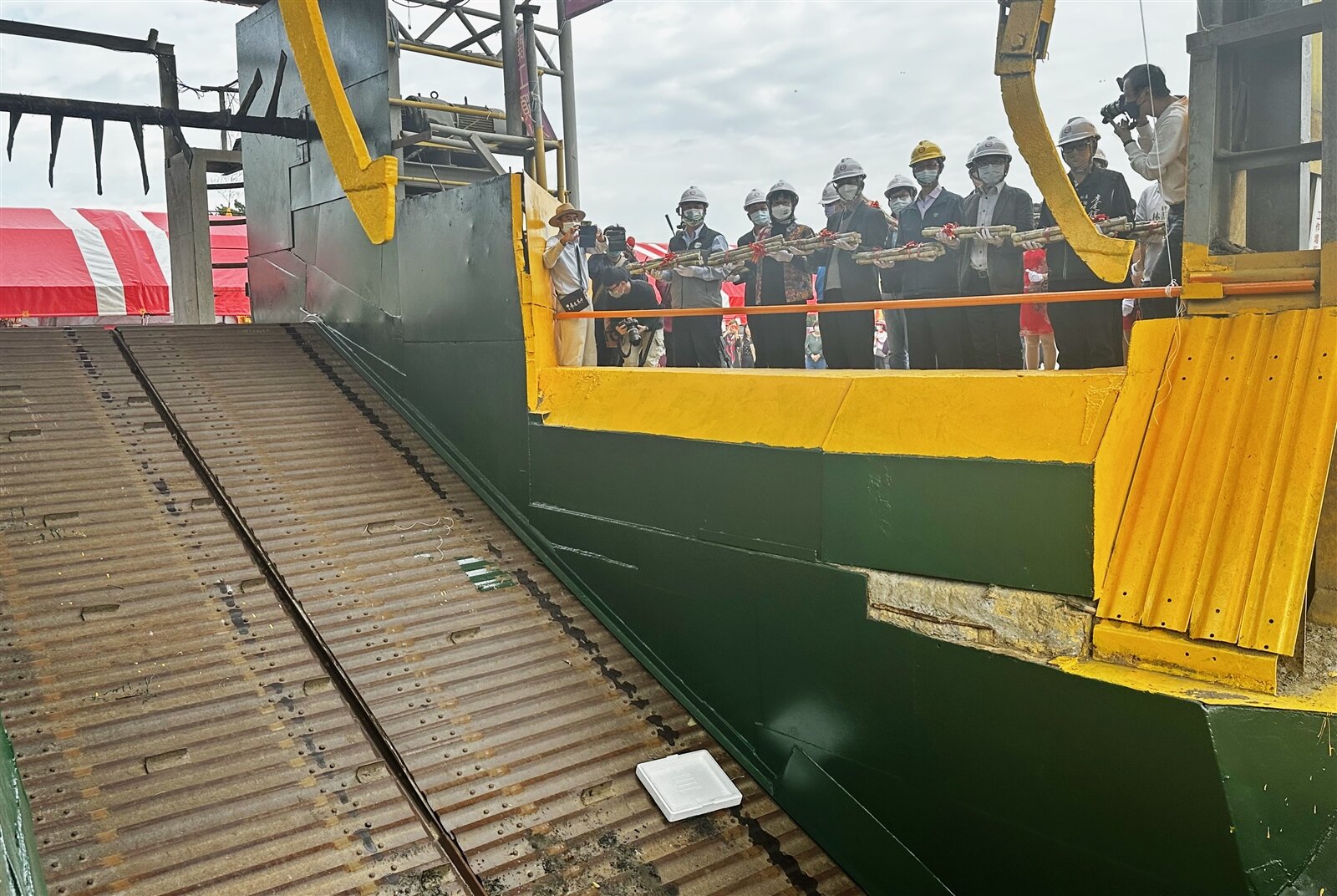 台糖總經理國禧與來賓一同拋蔗祈福,祈求今年製糖期開工順利、人員平安。記者蔡維斌/攝影