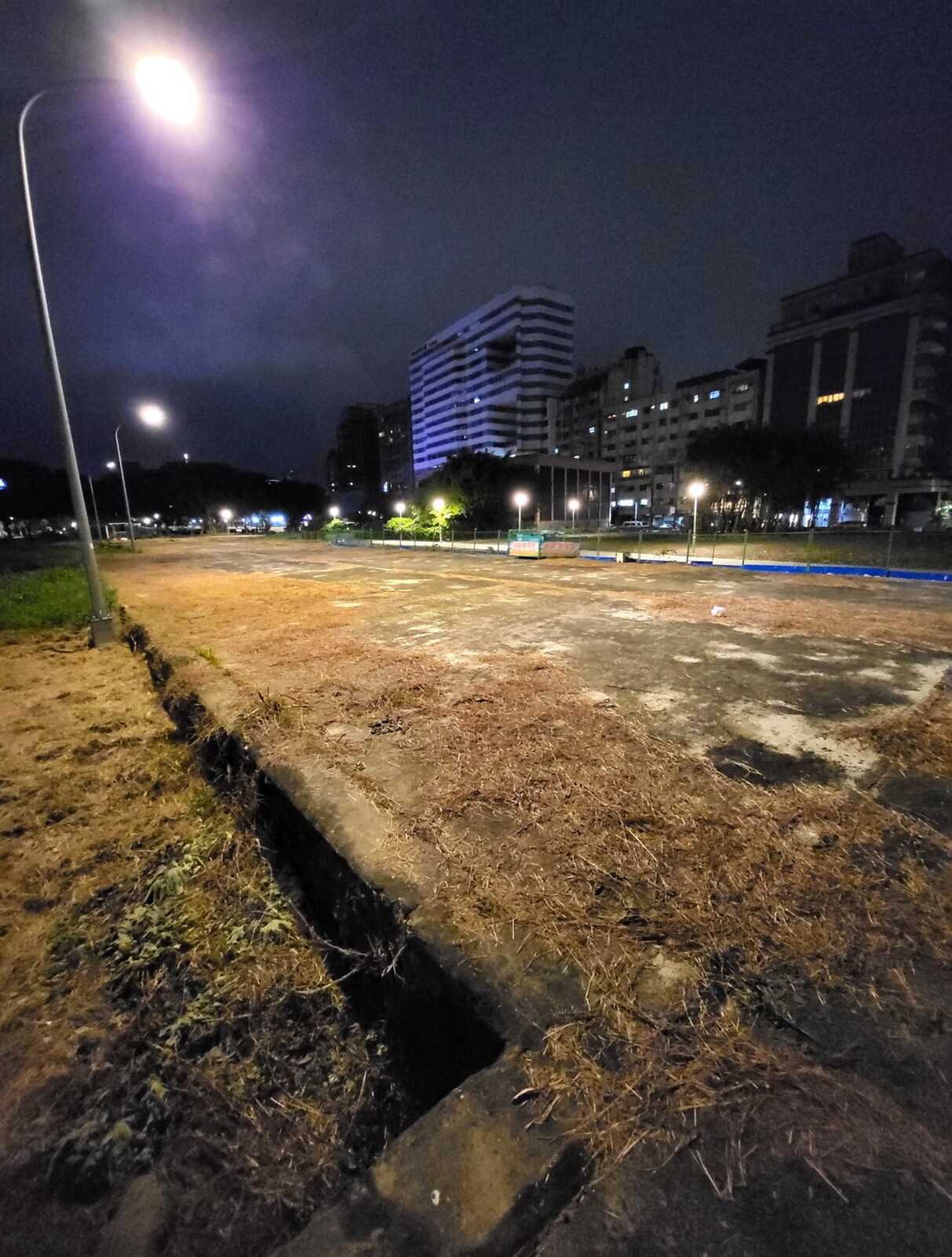 不起眼的平台其實是鮮為人知的華山車站月台遺址，因長度不短，在華山司法園區施工前，月台將拆遷。記者王宏舜／攝影 