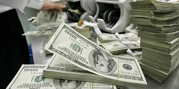 銀行競相推出高利定存專案搶市,目前美元優利定存一般戶一年期最高來到4.7%。圖/中時報系資料照