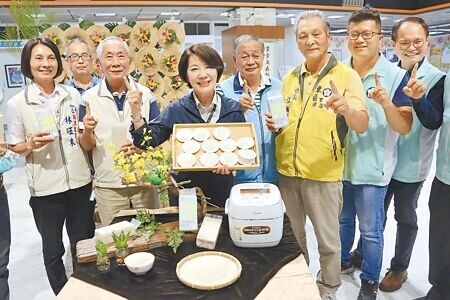 
嘉義市花海節將於10日、11日重磅登場，6日宣傳記者會中，市府正式發表幸福嘉義米新生軍「秈─23」品種，表示未來將大力推廣種植新品種。（呂妍庭攝）
