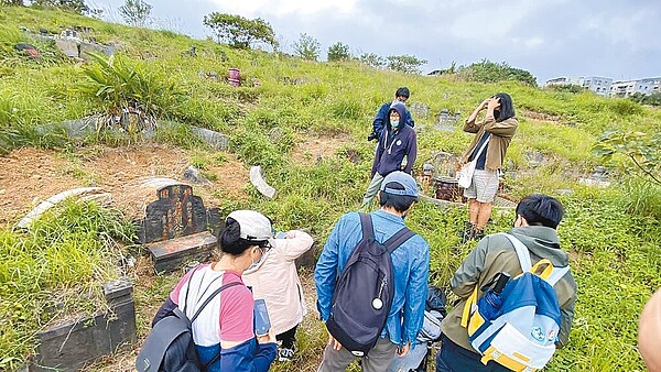 暗坑文化工作室日前到桃園龜山第一公墓會勘，發現許多墓葬見證清朝、日本時代移民歷史，希望能全面普查。（摘自暗坑文化工作室臉書）