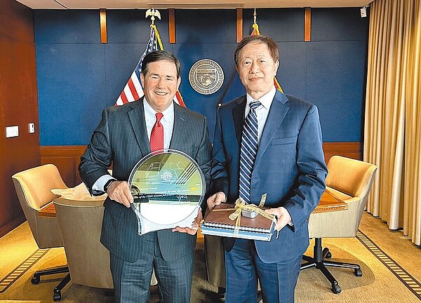 台積電6日在美國亞利桑那州鳳凰城新廠舉行首批機台設備到廠典禮，亞利桑那州州長杜希（Doug Ducey，左）與台積電董事長劉德音（右）互贈禮物。（摘自亞利桑那州州長杜希推特）