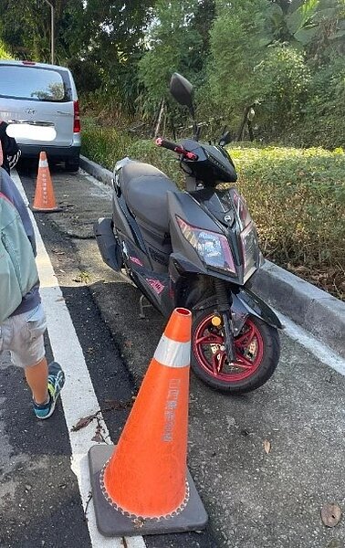 日月潭周邊有人用三角錐圍住公有地,擅收停車費遭爆料。圖/取自臉書「爆料公社」