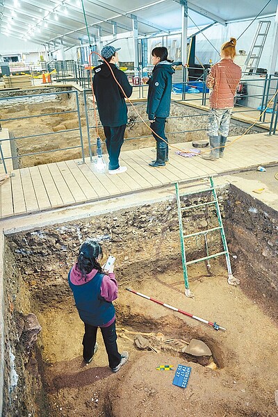 基隆市文化局在和平島諸聖教堂考古遺址，再發現1具遺骸，現正進行遺骸清整並將深入研究、調查。（基隆市政府提供／張志康基隆傳真）