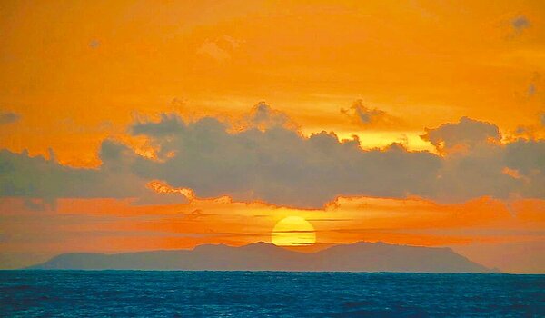 台北市立天文館公布2023年元旦最早曙光及日出時間，全台最早日出地點在花蓮縣柏南山。圖為台東海濱公園日出。（摘自天文館網站／蔡佩珈北市傳真）