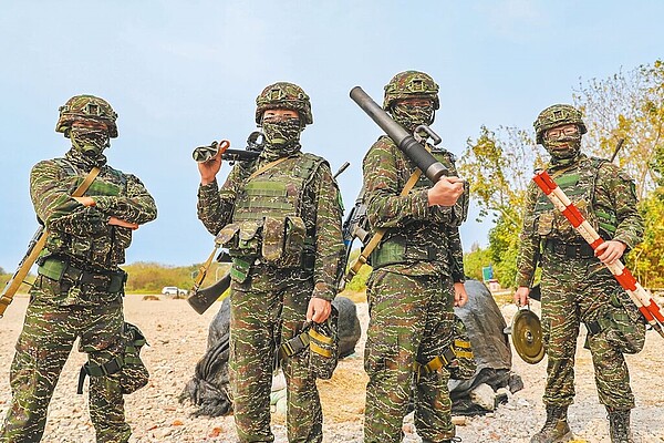 國防部明年度將擴大辦理新式教召以強化後備戰力,規畫由1.5萬人提升至2.2萬人,各式訓練量能將增加,待遇也會提高。(軍聞社)