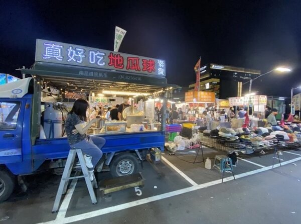 台南東區南紡購物中心對面的大益貨櫃商店街，實際上是經營夜市。記者修瑞瑩／攝影
