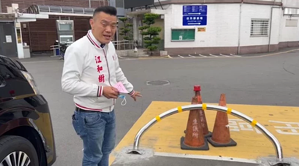 台中市議員當選人江和樹批評市立殯儀館防撞桿設計不當。圖/江和樹提供