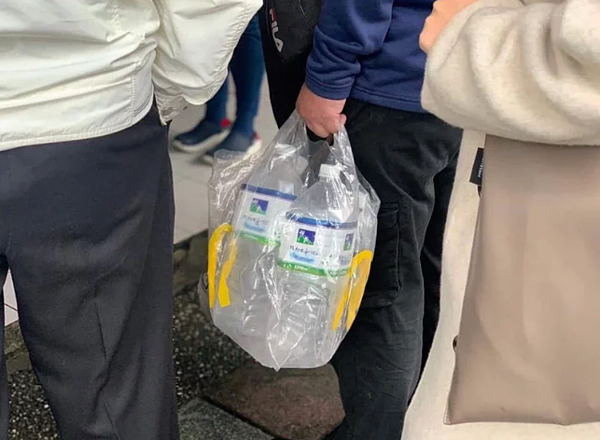 新店區建國路111號附近多戶陷入沒水可用困境，新北水利局及在地民代們一同會勘。圖／陳永福提供