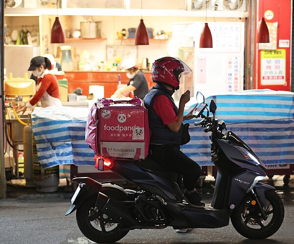 圖為夜晚仍在工作的勞工示意圖,非新聞當事人。記者潘俊宏攝影/聯合報系資料照