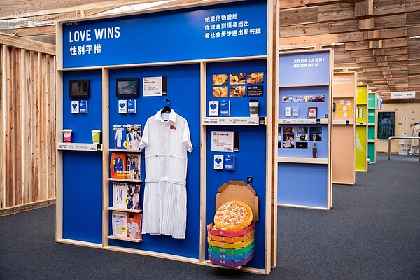 臺北文創記憶中心「廣告超有市」特展 從廣告看見被消費者買單的多元社會 ⮚2022臺北文創記憶中心透過38件作品體現10大價值 ,連結廣告與台灣社會發展。圖/臺北文創提供