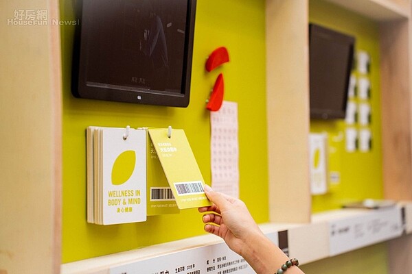 臺北文創記憶中心「廣告超有市」特展 從廣告看見被消費者買單的多元社會 ⮚觀眾選擇認同的價值前往結帳取得客製化購物明細,為認同的價值買單。圖/臺北文創提供