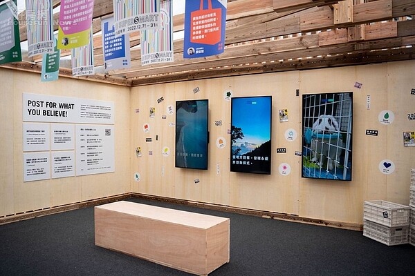 臺北文創記憶中心「廣告超有市」特展 從廣告看見被消費者買單的多元社會 ⮚觀眾可化身廣告人製作圖文廣告在螢幕展示並上傳IG分享,思考能透過廣告為社會做什麼。圖/臺北文創提供