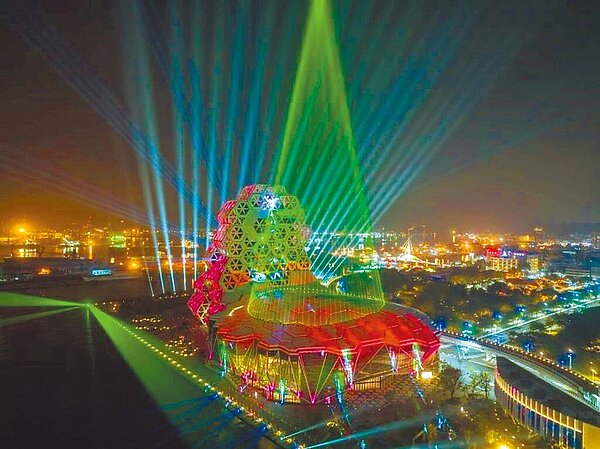 高市活動一路滿檔到跨年,也讓飯店住房開出紅盤。圖為愛河灣推出全台最大耶誕樹光影展演。(高市觀光局提供/柯宗緯高雄傳真)