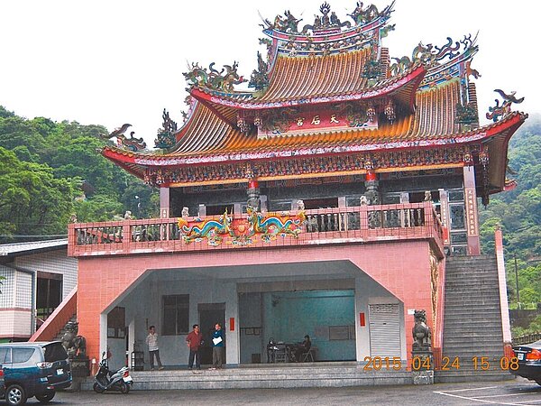 新北市有3784間宗教場所,市府近年積極輔導,但因難度高,僅有12家成功合法化。圖為轉型合法的財團法人新北市石碇深坑坪林天后宮。(新北市民政局提供/蔡雯如新北傳真)