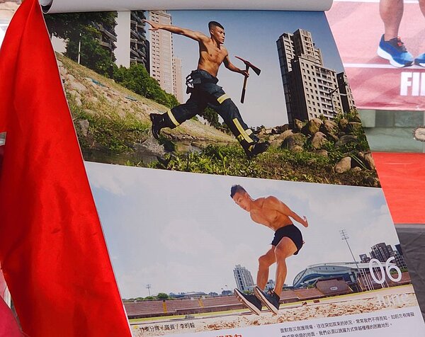 竹東分隊隊員李昀毅擔任6月主角,展現立定跳遠瞬間爆發力,詮釋面對救災救護現場,往往必須以跳躍方式穿越種種困難地形。記者王淑君/攝影