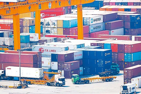 財政部7日公布11月出口金額361.3億美元、年減13.1%,連續3個月負成長,減幅擴大,表現比預期差。圖為貨輪停靠高雄港區。圖/中時報系資料照