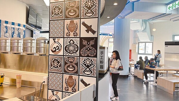 大武之心南迴驛裝潢圖象涉嫌盜用排灣族藝術家創作,台東縣政府表示,已請營運廠商後續處理。(讀者提供/蔡旻妤台東傳真)