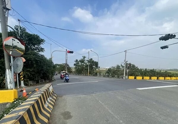 南科防汛道路工程大洲2號橋先不封了，台南市府和營建署會勘後決議先搭便橋再封橋降低對交通衝擊。圖／交通局提供
