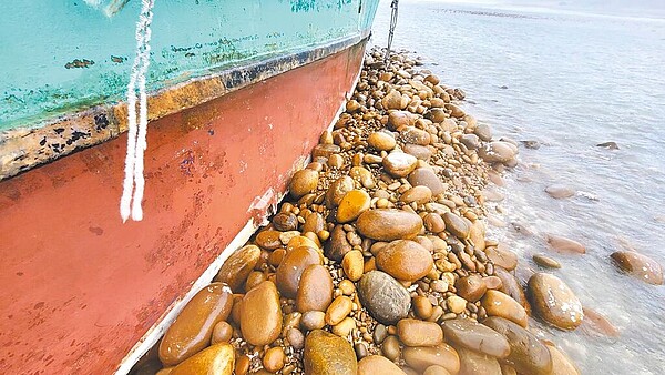 桃園新屋一艘漁船3日擱淺在蚵間岸邊,中壢區漁會出動怪手往船隻西北方開出溝道,避免影響位於南方的蚵間1號石滬,預計8日上午漲潮時將船拖出。(許立志提供)