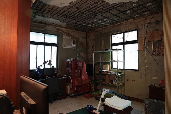 重建前室內建物鋼筋裸露。圖／新北市都更處提供