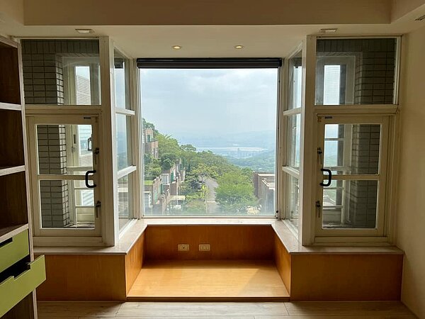 李明川新家擁有無敵山水景觀。圖/翻攝李明川臉書粉專