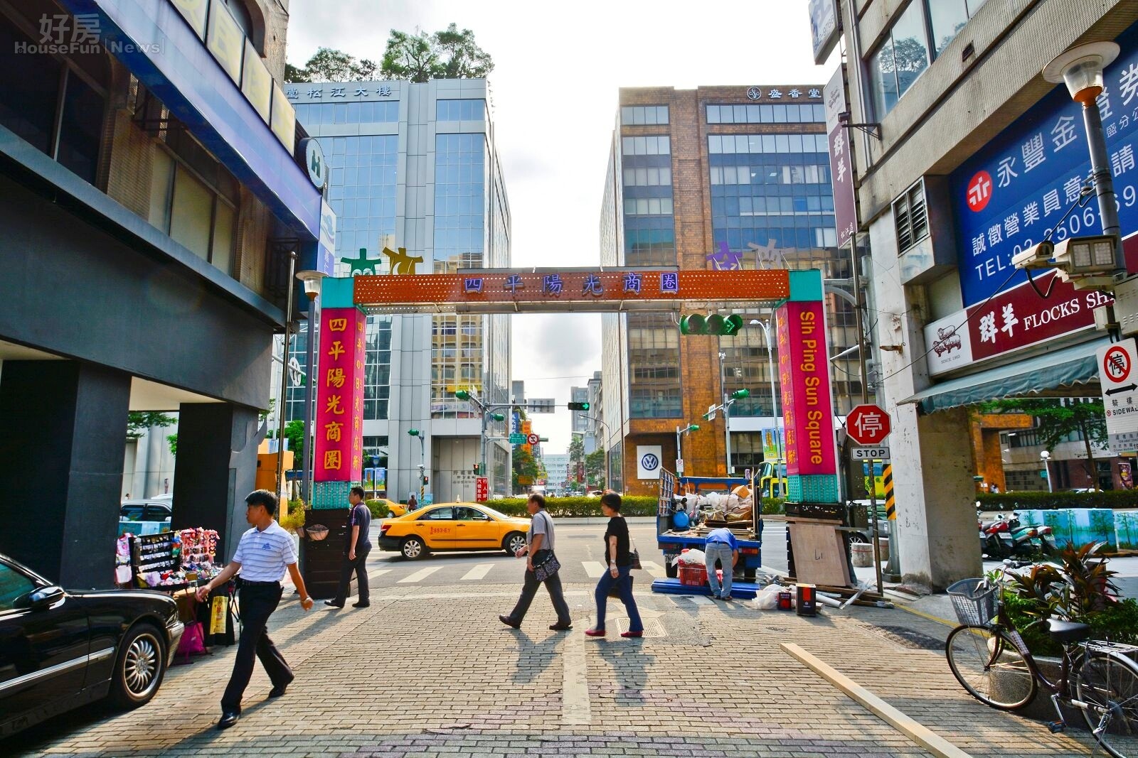 松江路,南京東路,台北市中山區四平街,伊通街,捷運松江南京站,四平商圈,商辦大樓,老舊商辦大樓,街景,路人。(好房News記者 陳韋帆/攝影)