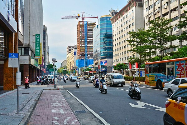 松江路,南京東路,台北市中山區四平街,伊通街,捷運松江南京站,四平商圈,商辦大樓,老舊商辦大樓,街景,公車松江南路路口站站牌。(好房News記者 陳韋帆/攝影)