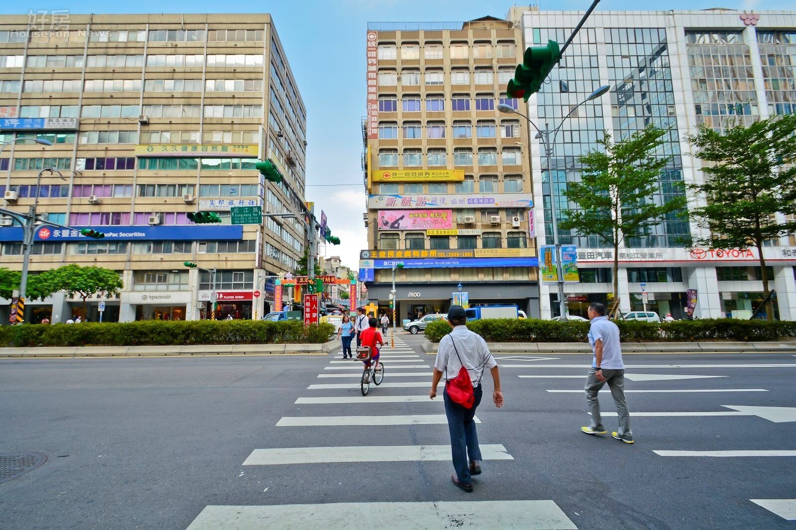 松江路,南京東路,台北市中山區四平街,伊通街,捷運松江南京站,四平商圈,商辦大樓,老舊商辦大樓,街景,路人。(好房News記者 陳韋帆/攝影)