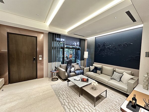 整層客廳尺度,充分展現大戶門廳的大器。記者宋健生/攝影