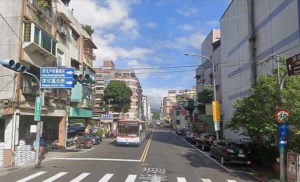 深坑輕軌捷運可行性研究報告獲交通部邀集中央各部會及專家學者組成委員會審查修正後通過。在地資深房仲指出，深坑輕軌對於當地房市具加分效果。圖／google map