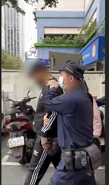 許姓男子誆稱有停車位出租詐騙租金，一天連兩騙遭板橋警方逮捕，警詢後依法送辦。記者王長鼎／翻攝