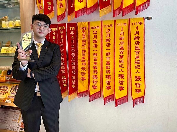 從創業合夥人轉職當房仲,永慶房屋經紀人張哲寧年年收入破百萬。資深人資專家建議,房仲業務無薪資上限,若想挑戰高薪是最佳選擇。圖/永慶房產集團提供