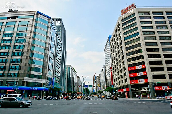 松江路,南京東路,台北市中山區四平街,伊通街,捷運松江南京站,四平商圈,商辦大樓,老舊商辦大樓,街景。(好房News記者 陳韋帆/攝影)