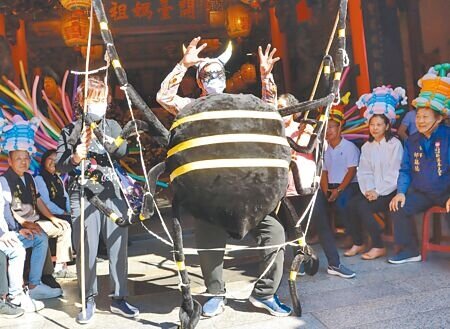 嘉義縣新港奉天宮國際媽祖文化節開鑼節目，以千人藝術踩街嘉年華揭開序曲，長輩們在藝術家協助下，將化身蜘蛛人走秀踩街。（呂妍庭攝）