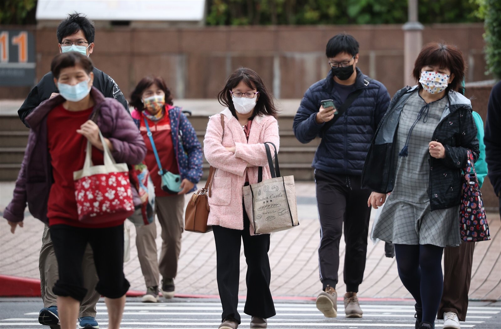台北市交通大隊統計今年9月到11月違規樣態，25件死亡交通事故中，有10件是行人死亡，其中9成屬行人自身違規；照片為行人穿越馬路示意圖。圖／聯合報系資料照 