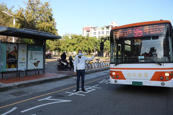 民進黨台中市議員林祈烽日前接獲民眾投訴,直指台中市25、35號公車經常脫班,影響學生、上班族準點到班,向市府反映,卻遭敷衍回應。圖/林祈烽辦公室提供