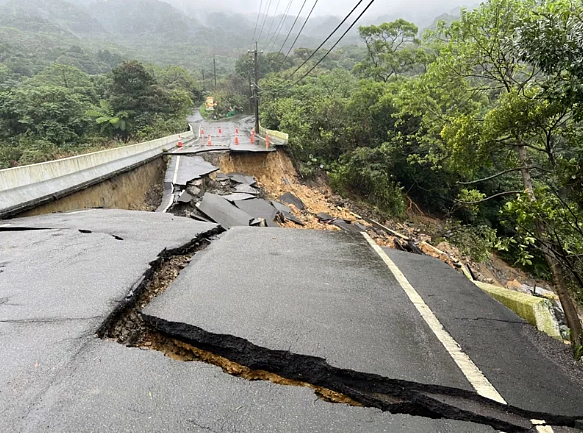 北海岸連日雨石門北19線大規模坍方,路基流失道路中斷。記者游明煌/翻攝