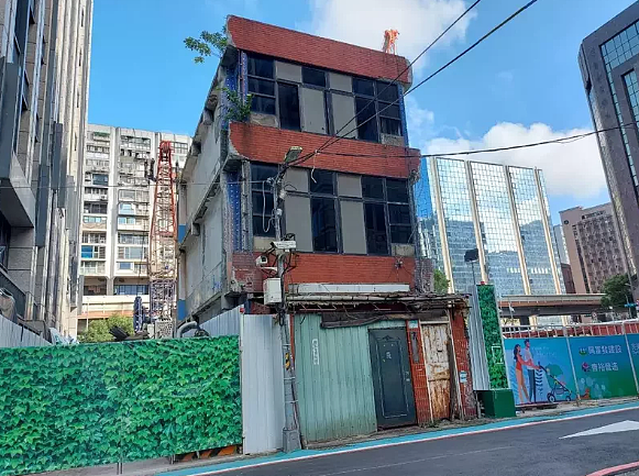 孤獨老透天被大樓包圍。圖/讀者提供