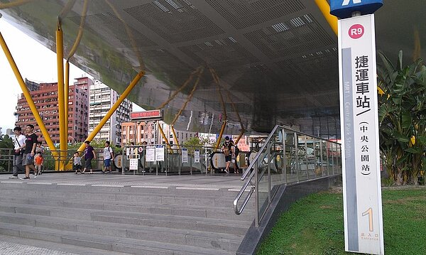 高捷 中央公園站 高雄捷運 噴水池 公園(好房News記者林美欣攝影)