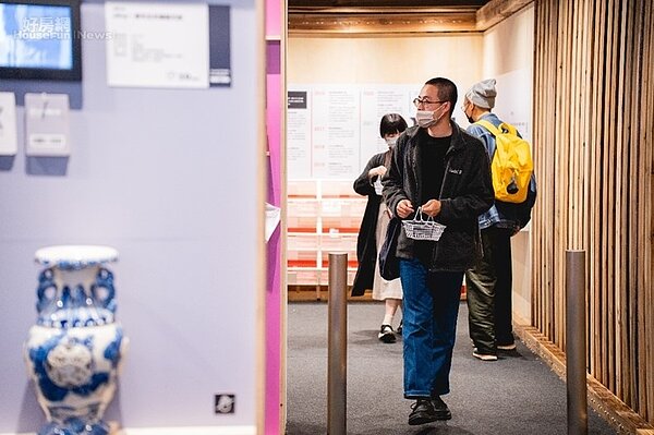 「認同哪個價值觀,就去買單。」參觀廣告超有市,認識多元化的社會發展。圖/臺北文創