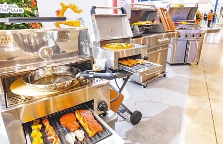 東湧代理的關中烤肉爐 成為豪宅交誼空間首選,上火式革命性設計,已可達到無煙烤肉,顛覆所有饕客的味蕾。(羅永銘攝)