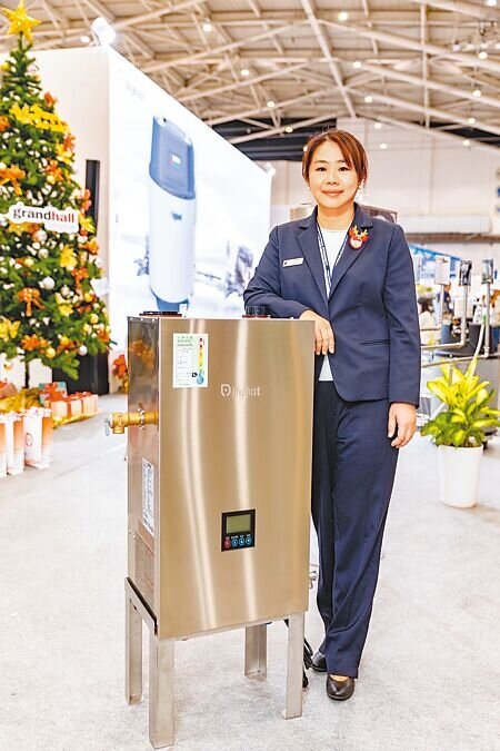 東湧實業董事長吳和臻表示,東湧熱水器從裡到外都採用最高規格零組件,跨界創新設計因此能在市場上脫穎而出。 (羅永銘攝)