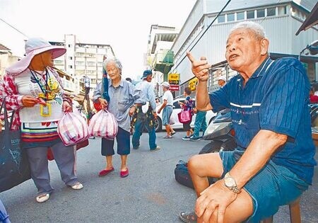 
圖為廖榮吉（右）2019年中秋節前夕，為街友準備蚵仔麵線，跟大家結好緣過好節。（本報資料照片）
