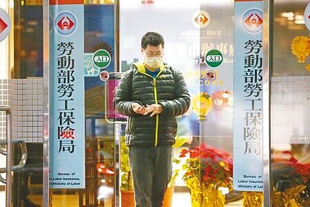 
衛福部社會保險司9日宣布，國民年金保險費率，將從明年元旦起調升至10%，雖會增加民眾負擔，但各項給付金額亦隨同調高，有利民眾基本經濟安全保障。（杜宜諳攝）
