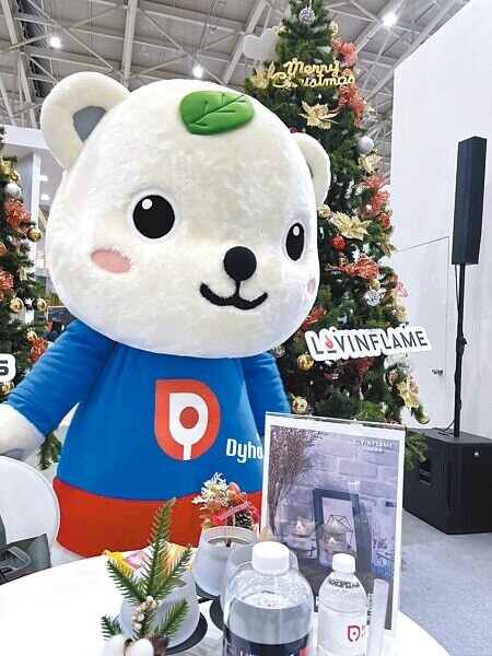東湧吉祥物「東湧超人熊」,象徵愛地球、節能的企業精神。(吳娮翎攝)