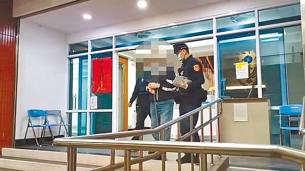 新北市淡水警分局8日逮捕逃亡4年的貪汙通緝犯胡銀樹。(淡水警分局提供)